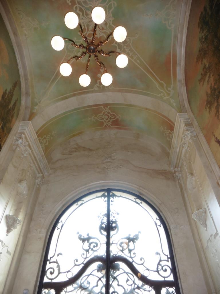 In der Charlottenburger Knesebeckstraße in Berlin wurde das Treppenhaus aus dem Klassizismus (Gründerjahre) Restauriert. Um die Qualität der  Malerarbeiten der der Gestaltung anzupassen hat Malermeister & staatl. geprüfter Techniker Norbert Schimpf sowohl die Maler – Vorarbeiten als auch die  Treppenhausgestaltung übernommen. Die Ausmalung aus der Gründerzeit wurde in dem Altbau Treppenhaus restauriert bzw. rekonstruiert. An den Wandbildern im Eingangsbereich wurde eine Restaurierung als Retusche vorgenommen. Als Deckenmalerei wurde der Himmel den Wandbildern angepasst. Der Stuck im Entree wurde repariert und mit einer Marmormalerei in Bierlasur bemalt. Im Treppenhaus wurde vom Malerbetrieb Malermeister Schimpf ein Kalkspachtel als Glättetechnik gespachtelt. Danach wurden die gesamten Wandflächen mit einer Marmorierung in Bierlasur (Lasurtechnik) bemalt. Die Marmorimitation ist mit einem eigen hergestellten Lack versiegelt. Auf der Marmorimitation hat mein Innungsbetrieb mit Kassetten und  Begleitstrichen aufgemalt. Die ursprüngliche Holzimitation mit ihrer Holzmaserung an den Türen wurde retuschiert. An den Fußböden wurde eine Holzlasur überzogen. Alle Traljen sin mit Schelllack Lasur gestrichen. Am Handlauf hat eine Holzmalerei lasiert.